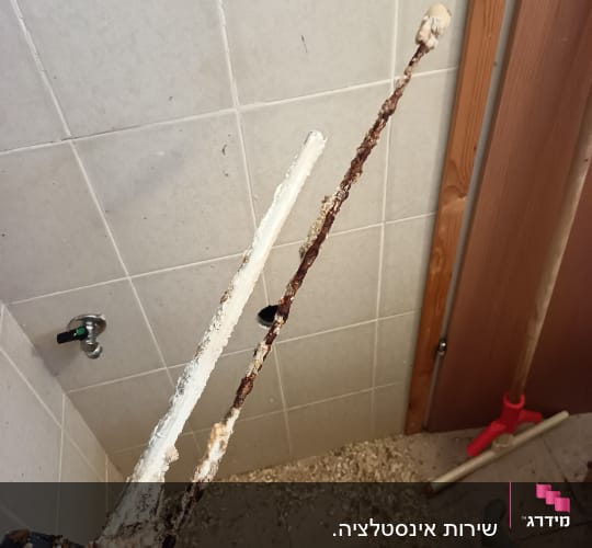 כלי עבודה עם צינור חלוד ומסור חשמלי